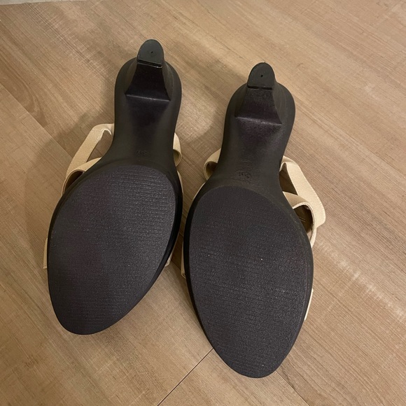 Brand new / never worn - Callisto of California ladies heels - crème color - 4” - Picture 5 of 5
